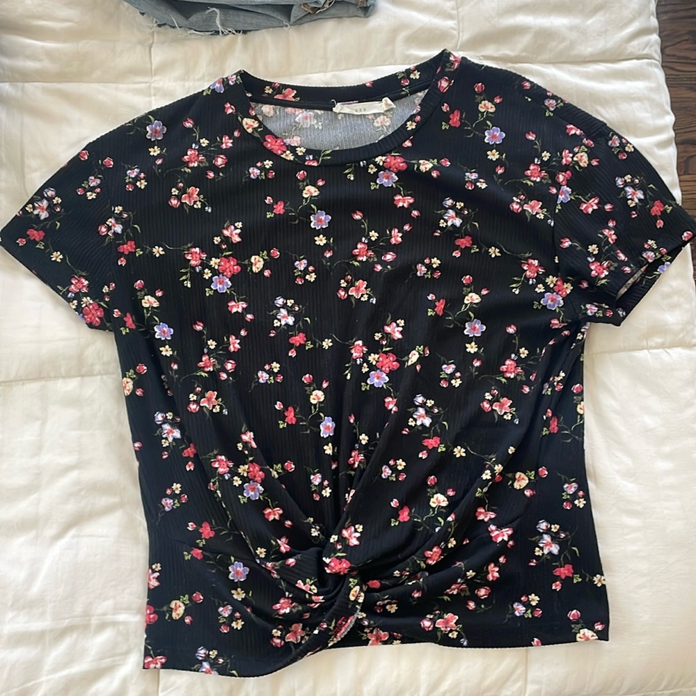 Lush floral top. Size L.